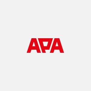 APA Logo. Rote Schrift auf weißem Grund.