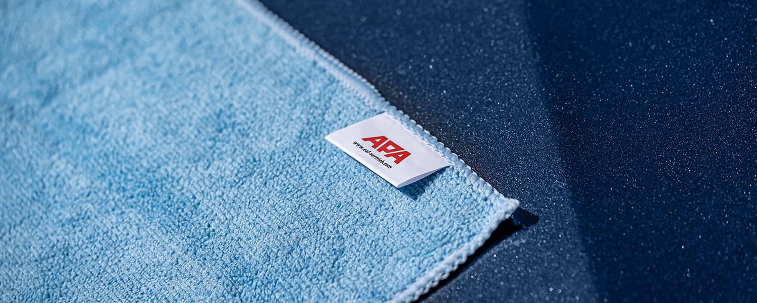 Ein blaues APA Autopflege Tuch